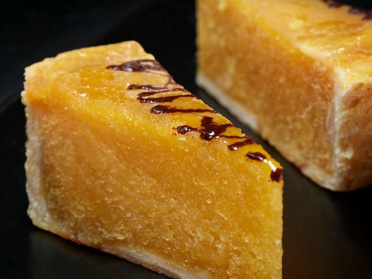 La almendra, la yema de huevo y el azúcar son algunos de los ingredientes que convierten la Técula Mécula en un pastel cremoso y único.