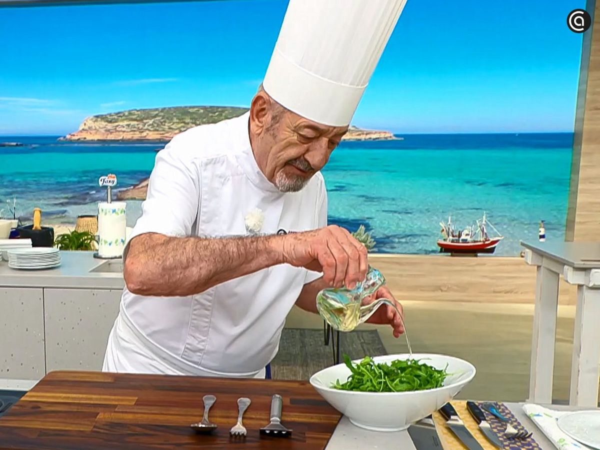 Aliña la rúcula para servir de guarnición de los mini cruasanes