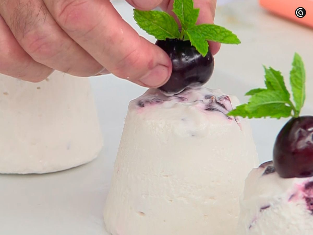 Desmolda el postre y sirve con una cereza encima