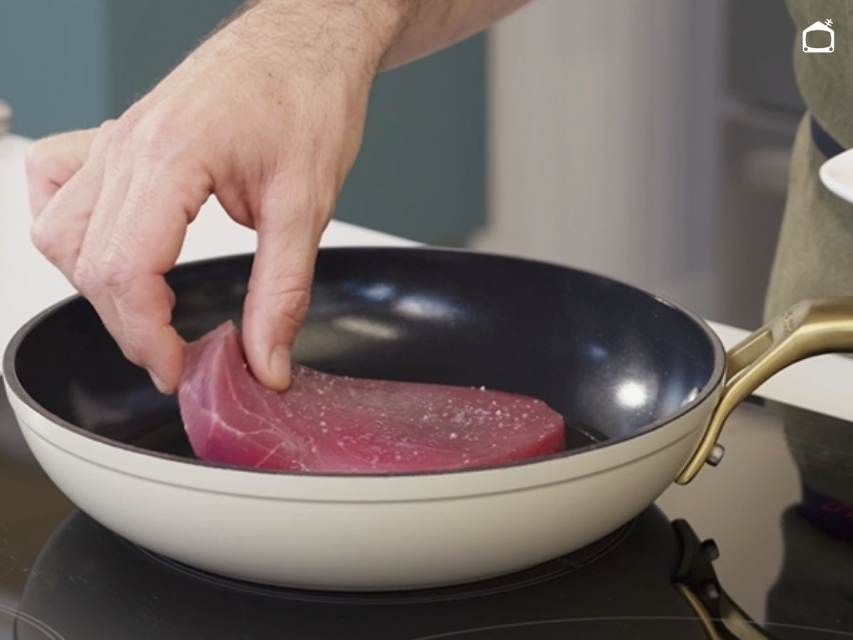 Marca el atún fresco en una sartén con un poco de aceite para sellarlo por fuera y mantenerlo jugoso por dentro.