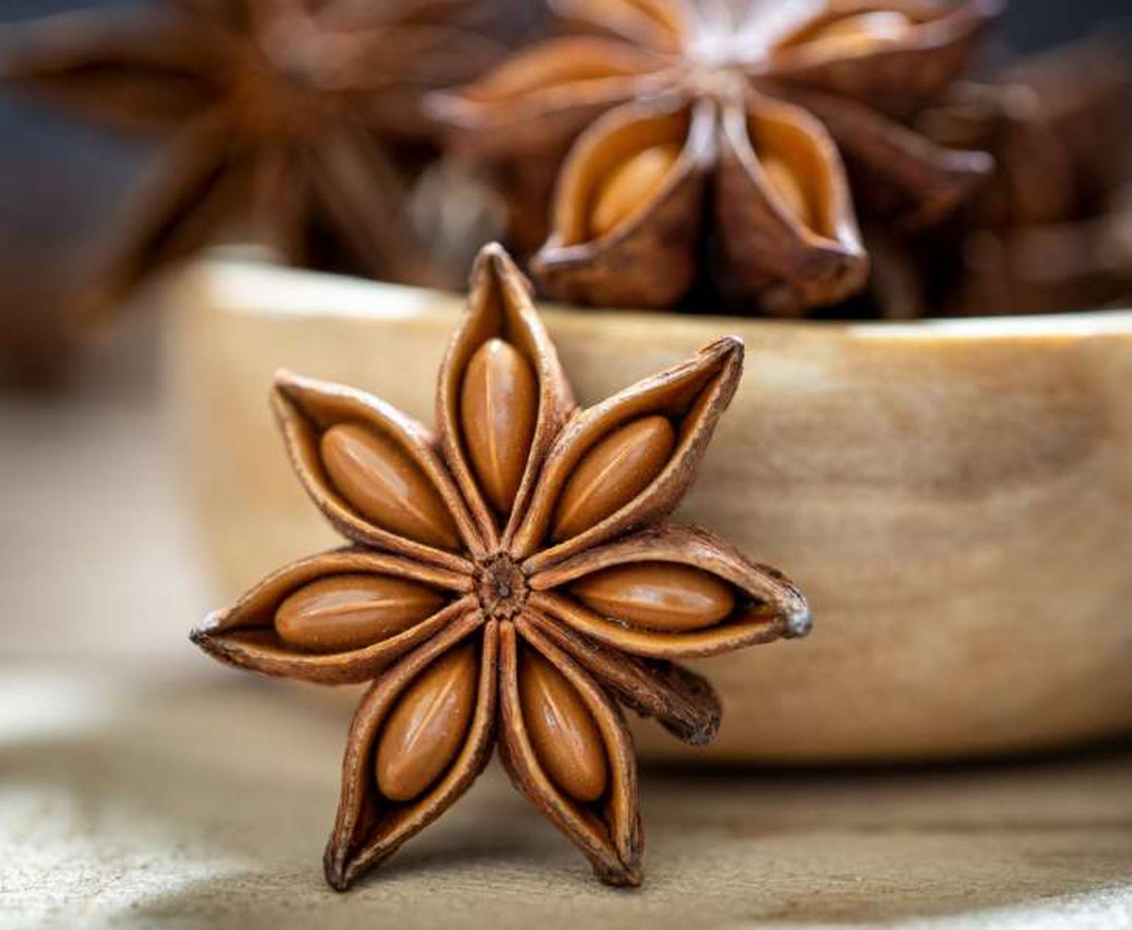 Semillas de anís estrellado dentro de sus segmentos Semillas de anís estrellado dentro de sus segmentos