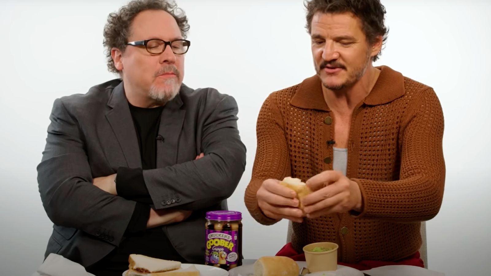 Fotograma de la entrevista a Pedro Pascal y Jon Favreau (actor y director de The Mandalorian) para el canal de YouTube LADbible