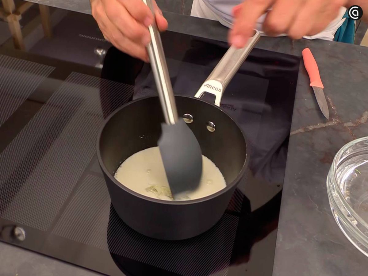 Calienta la leche evaporada y disuelve la gelatina