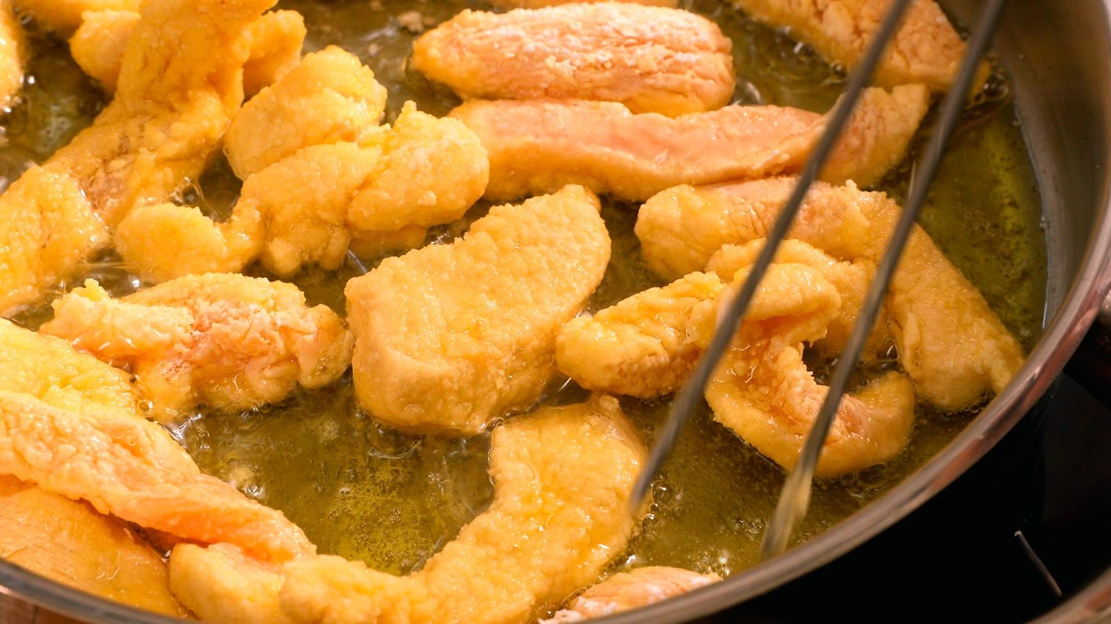 Fríe en abundante aceite Pollo al limón estilo chino paso 7