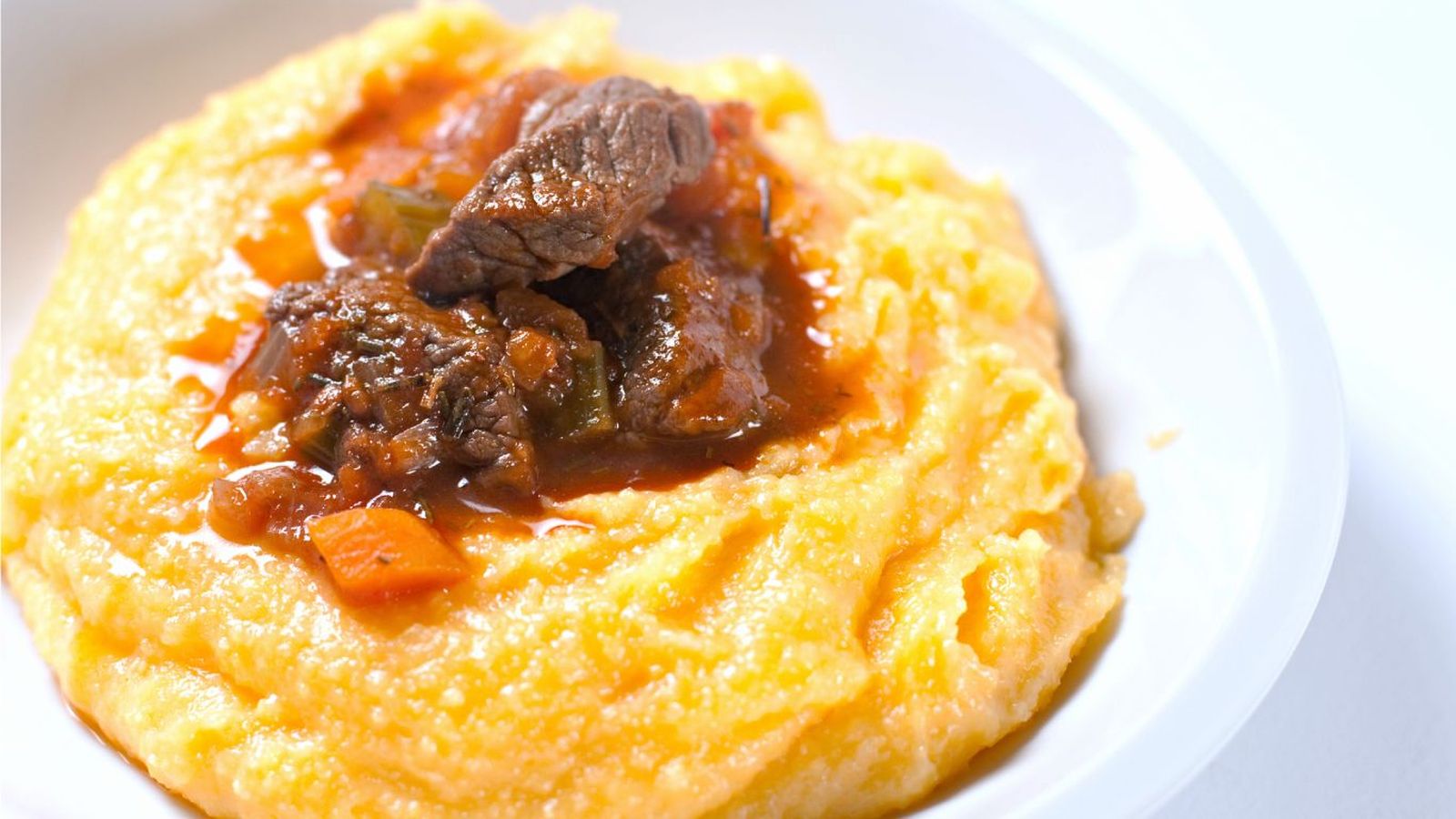 Plato de polenta con carne Plato de polenta con carne