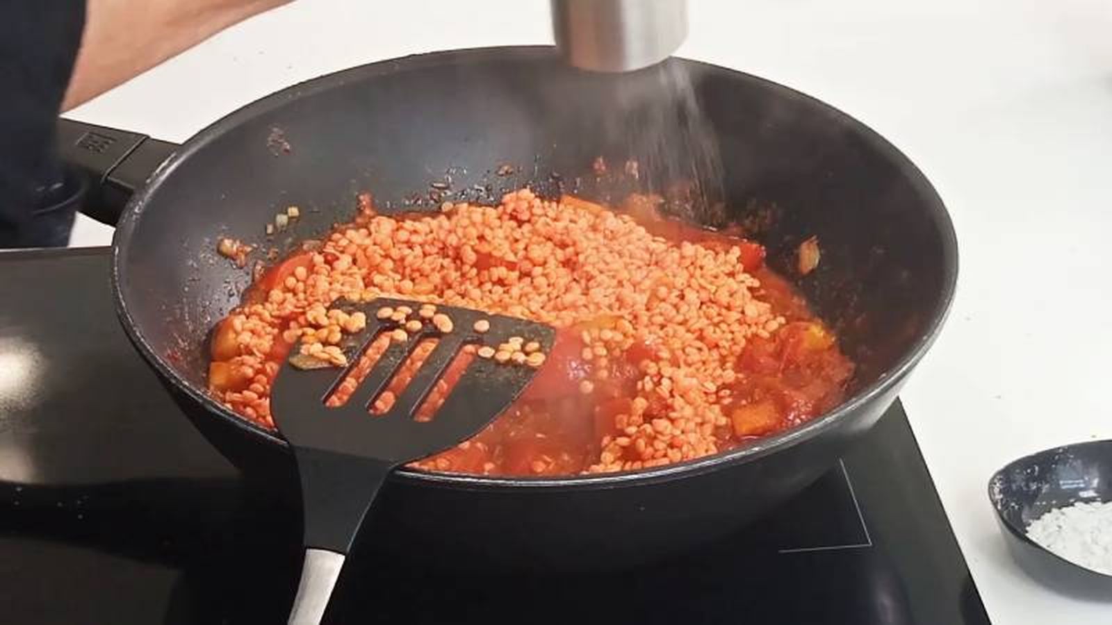 Cocina el sofrito, añade las lentejas y cubre con agua Cocina el sofrito, añade las lentejas y cubre con agua