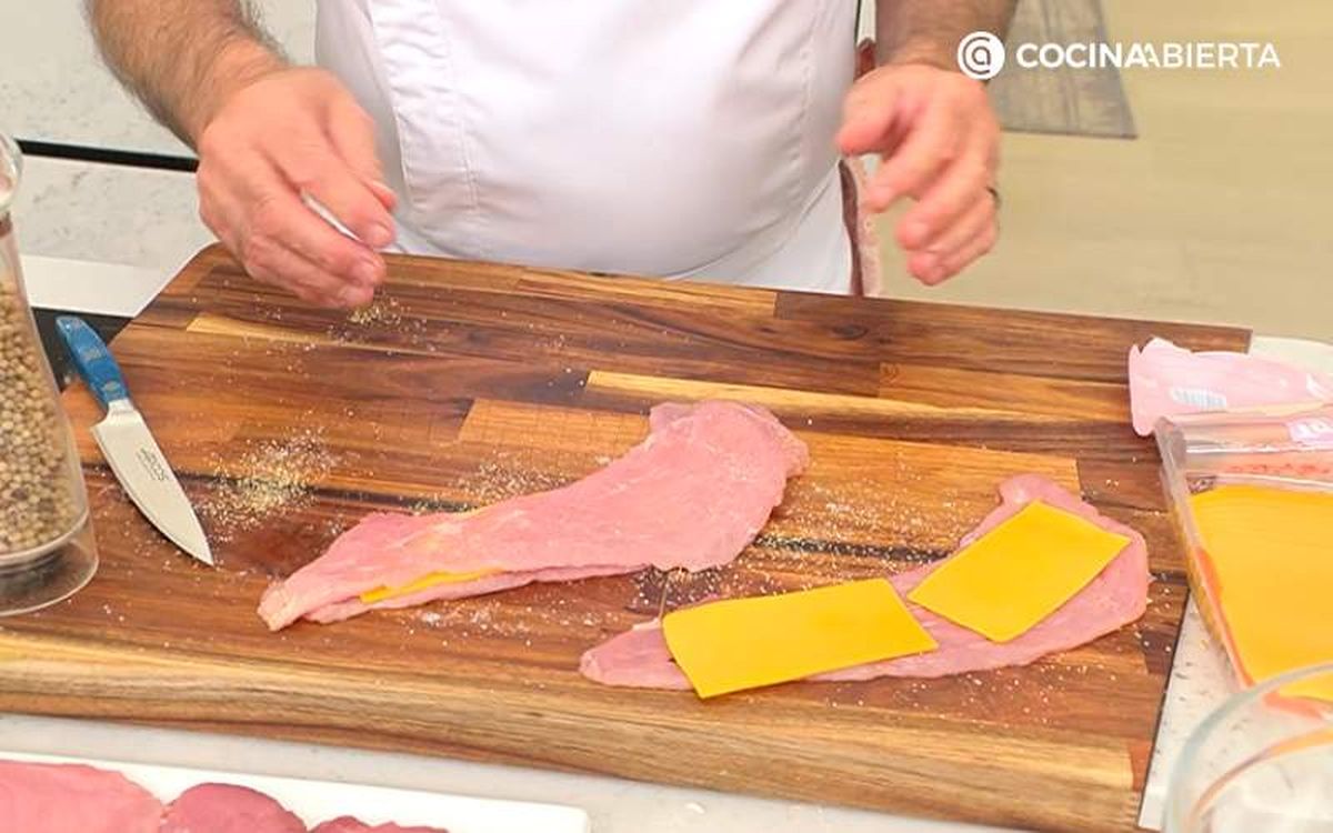 Cubre los filetes de cerdo con una loncha de queso