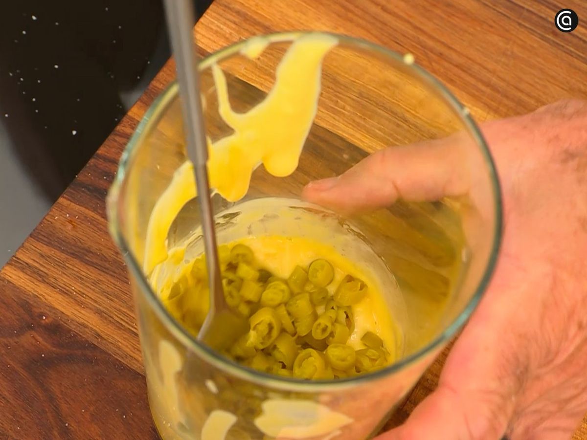 Haz la mahonesa casera y añade las guindillas picadas