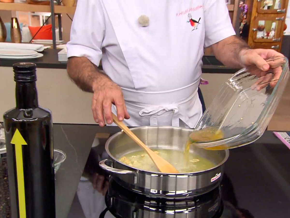 Incorpora la salsa de hornear los pimientos a la cazuela