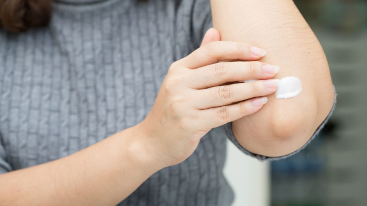 estos son los 10 usos de la crema nivea de lata azul que desconocias codos