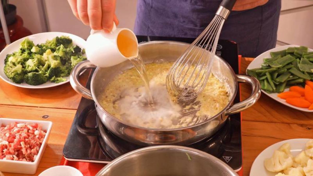 Crear una base sabrosa con ajo, harina y vino blanco es el primer paso para una deliciosa salsa