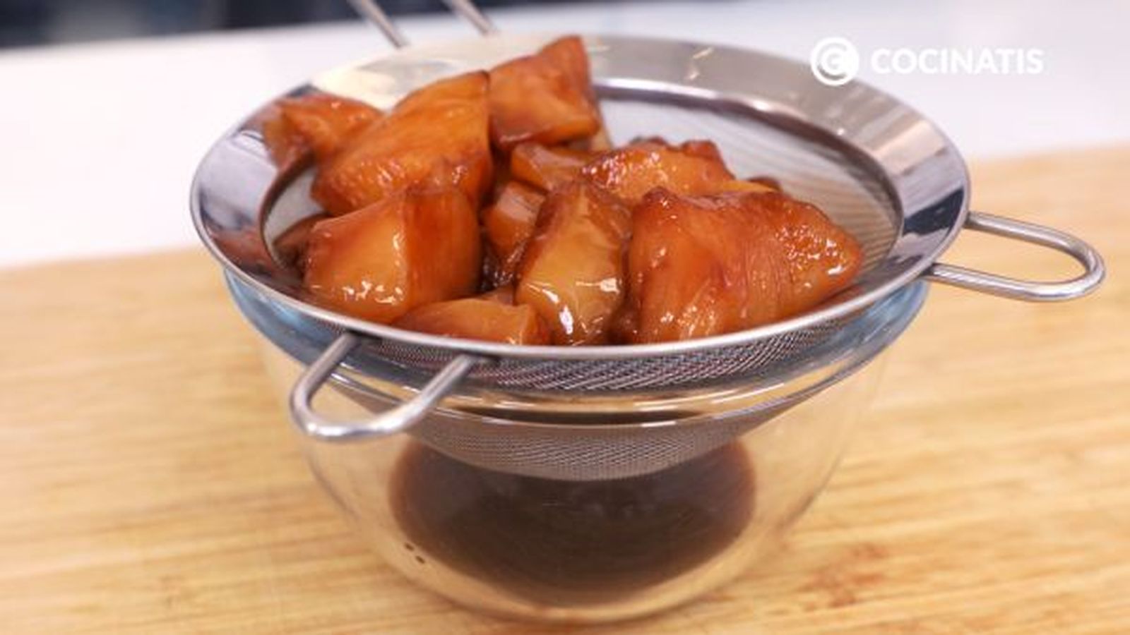 Retira el exceso de salsa con un colador CTIS0993 receta pollo con almendras paso 2