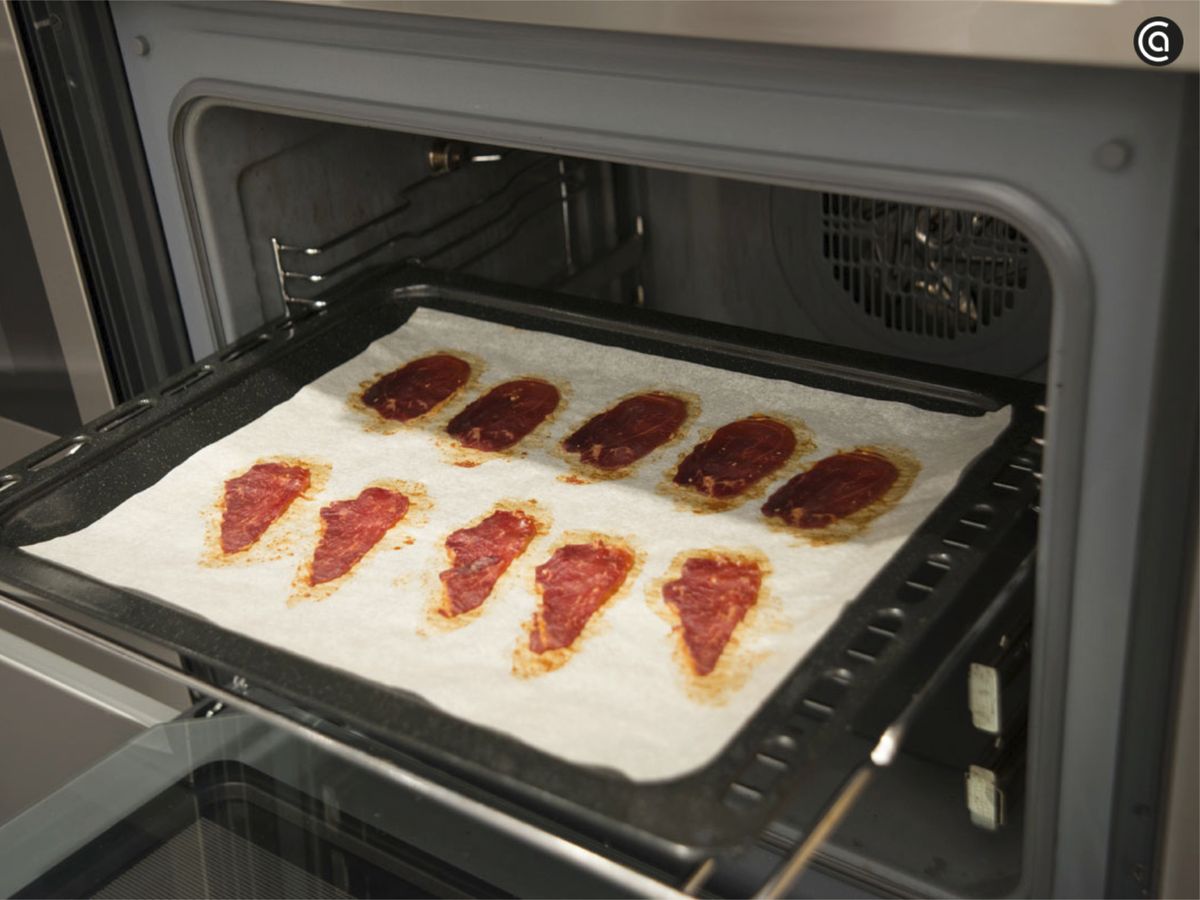 Hornea las lonchas de jamón