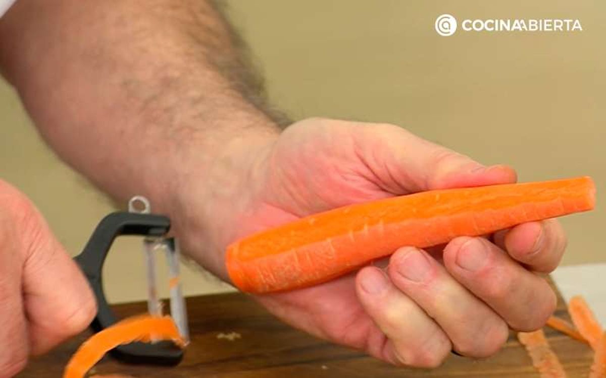 Pela las zanahorias