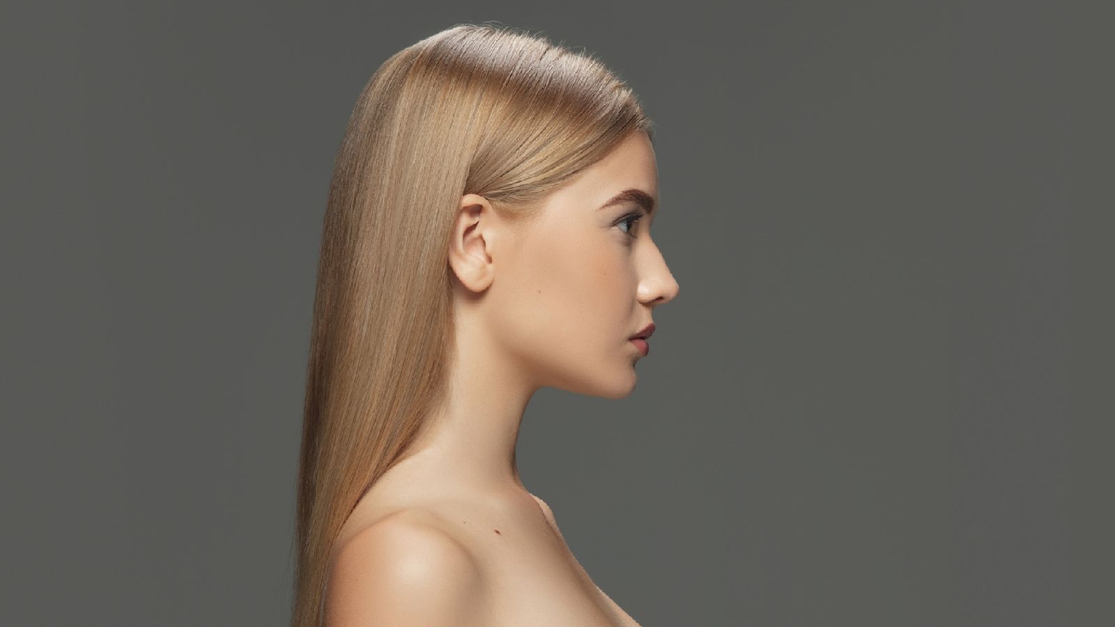 Puedes conseguir una melena lisa sin aplicar calor en tu cabello