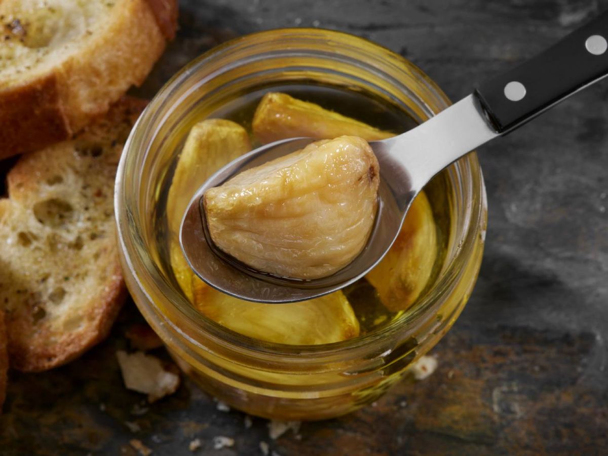 El ajo pelado puede conservarse varios días en aceite de oliva siempre que se mantenga refrigerado.
