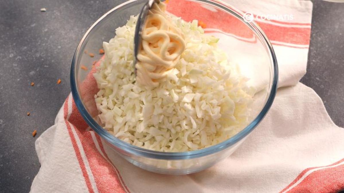 Mezcla la col, las zanahorias, la manzana y la mahonesa