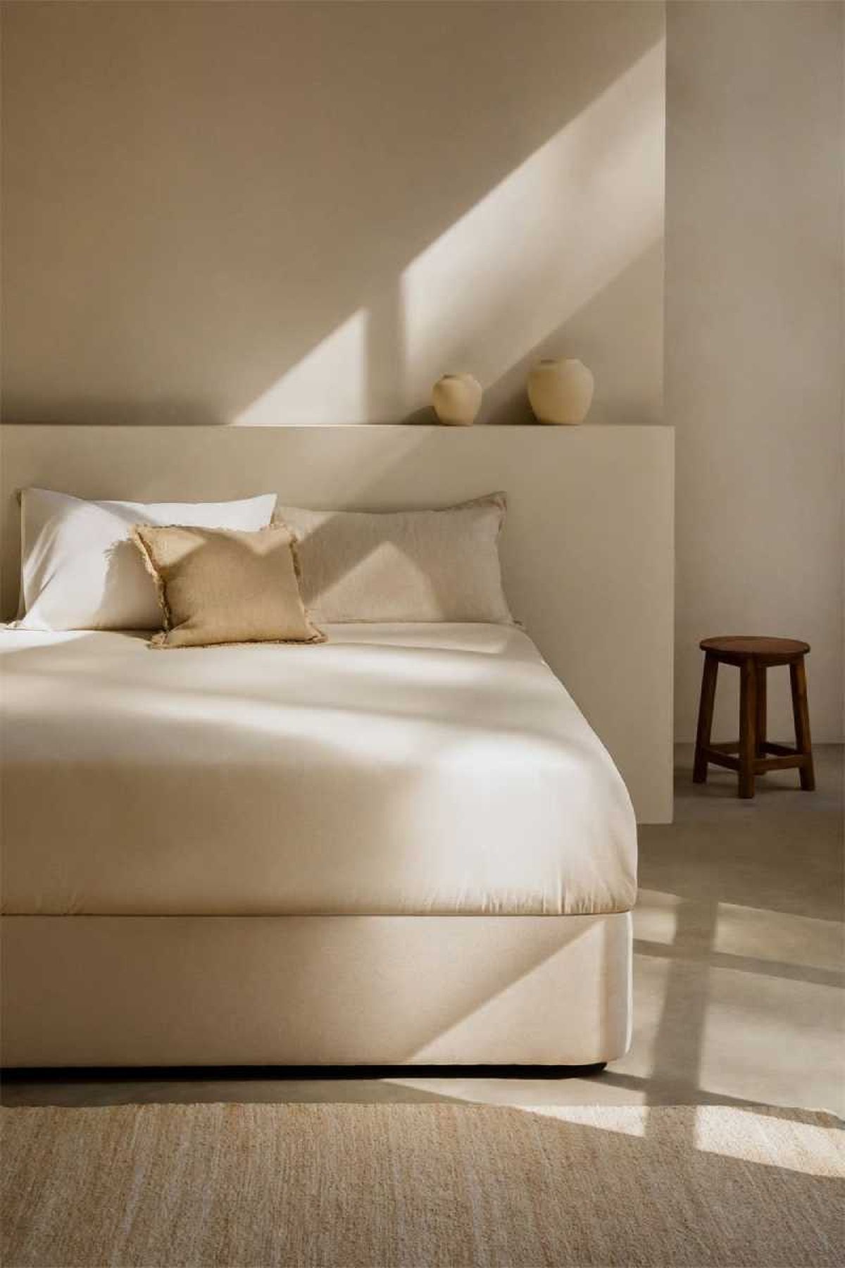 Cama acogedora con canapé.