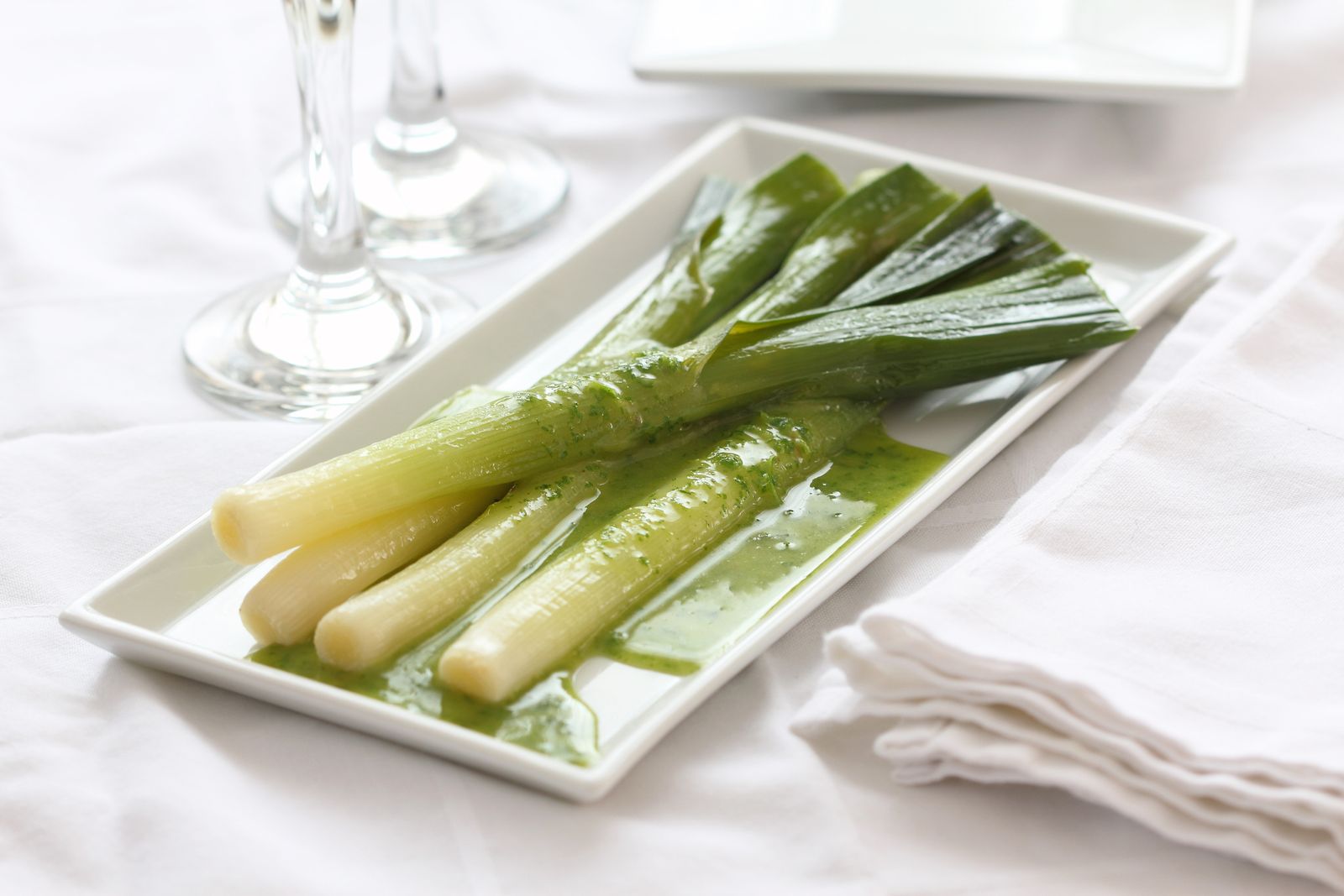 Puerros cocidos y bien aliñados, una de las formas más sencillas de disfrutar esta verdura de temporada.