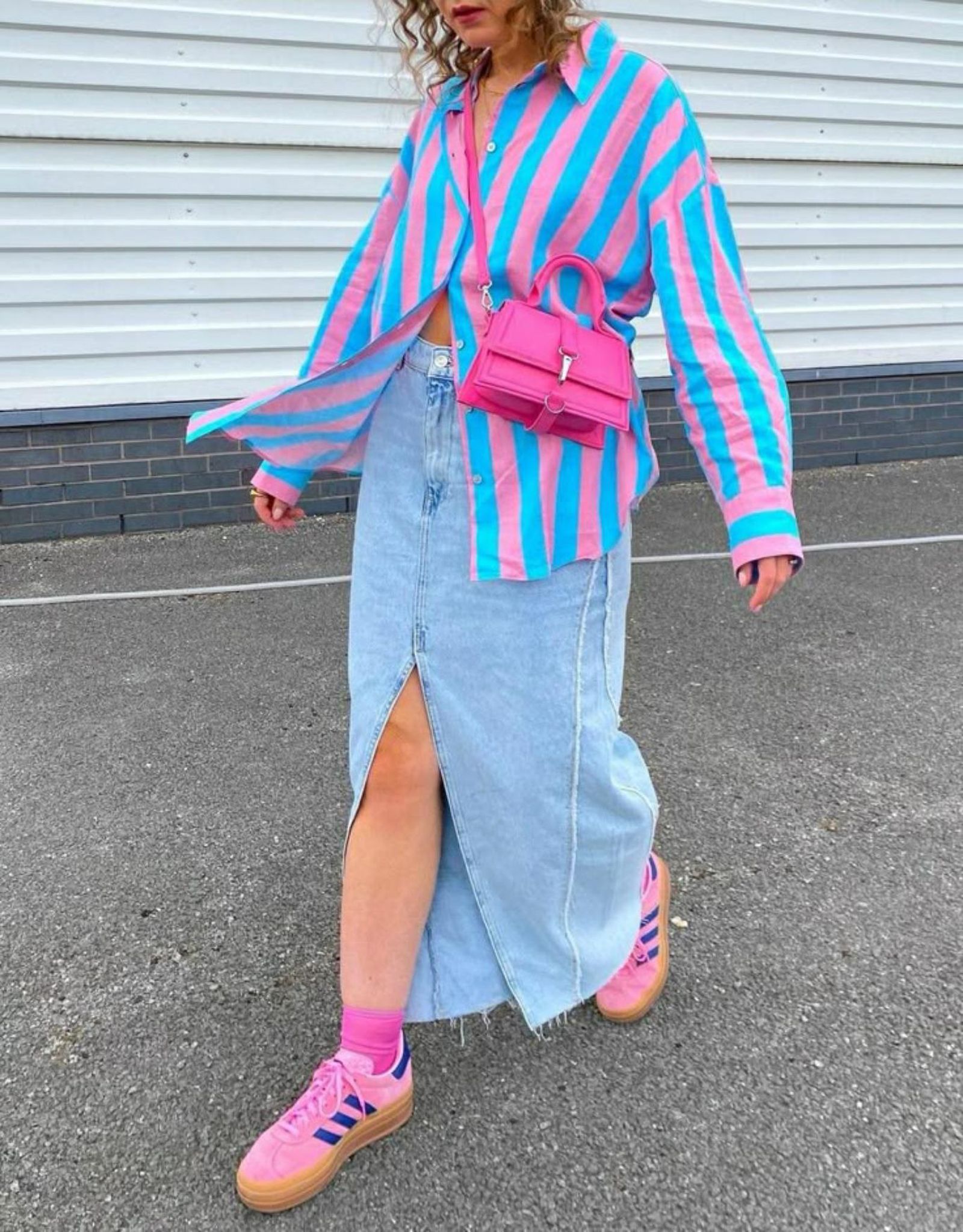Un outfit sencillo pero original con camisa de rayas.