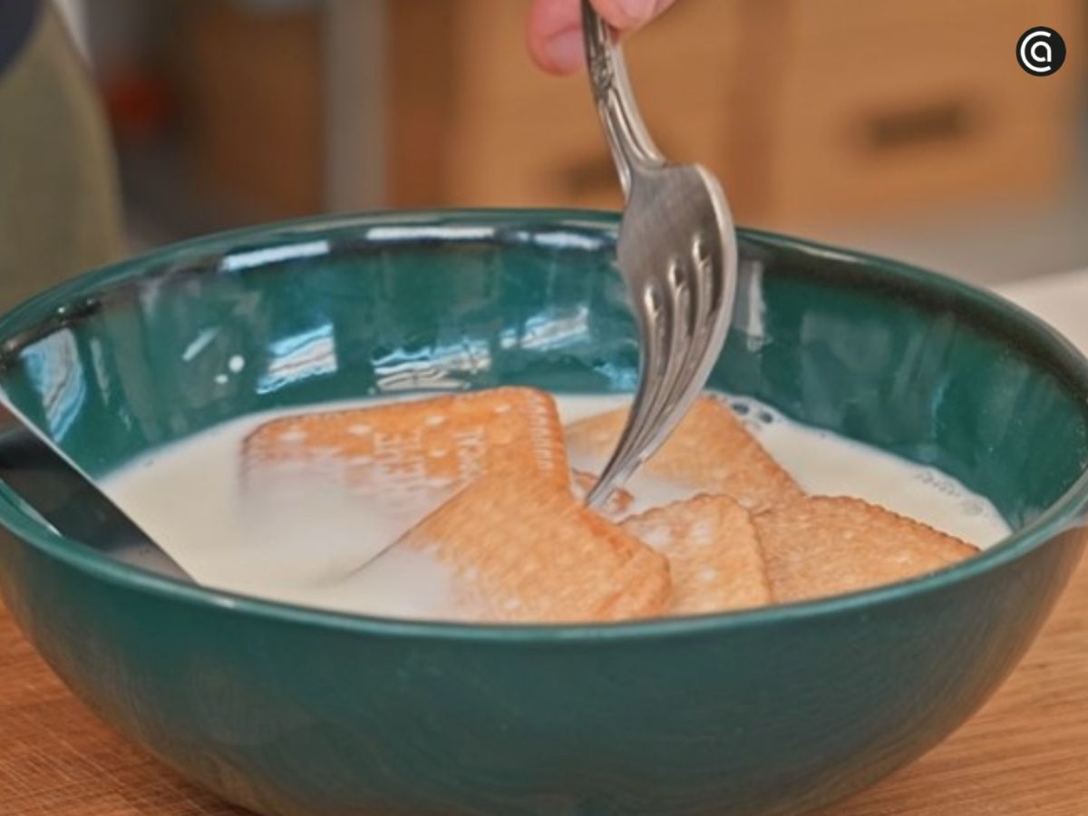 Las galletas se remojan ligeramente en leche, lo justo para que se ablanden sin romperse.