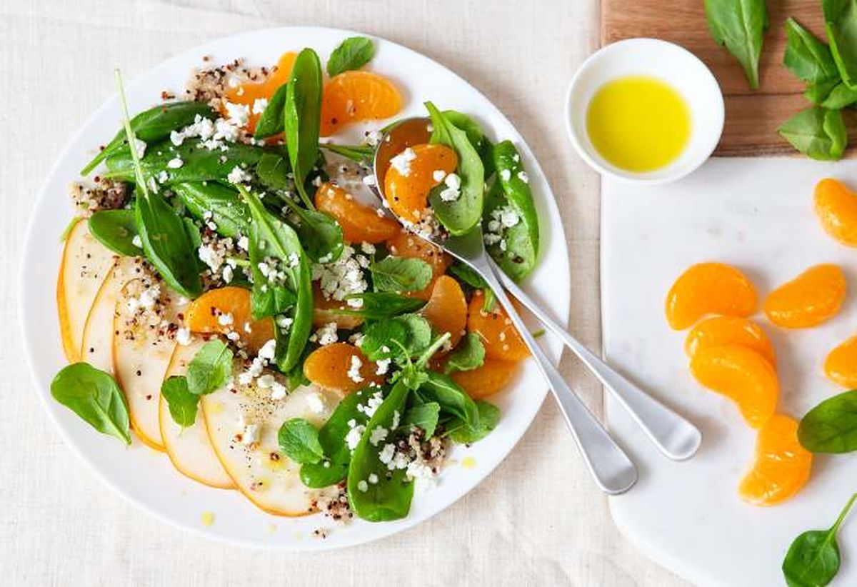 ensalada espinacas quinoa peras naranjas