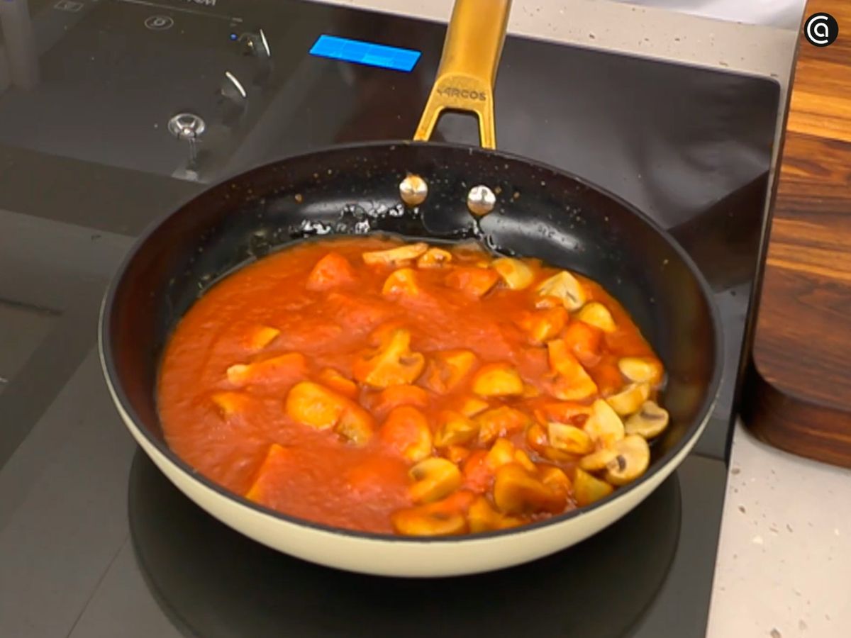 Cocina los champiñones con salsa de tomate