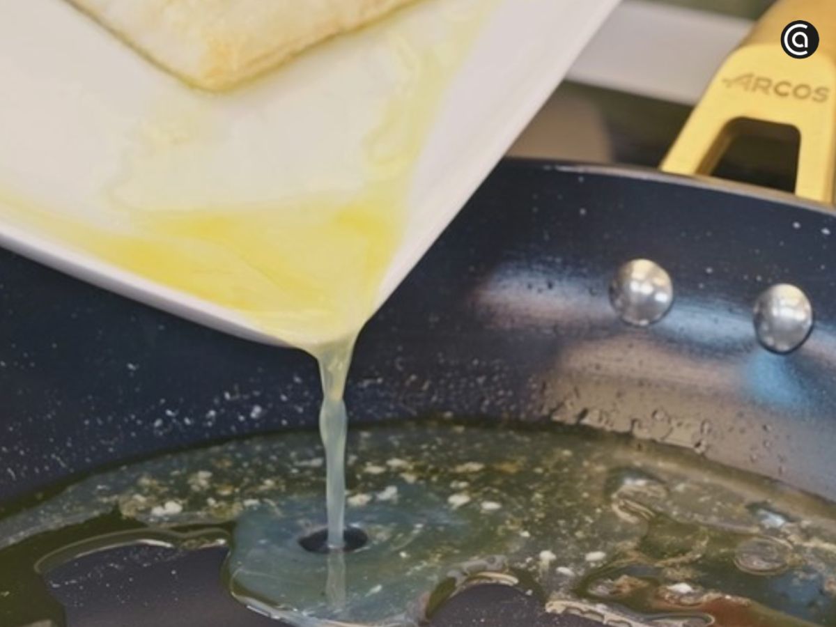 El aceite de la cocción se pasa a otro recipiente y se deja templar antes de empezar a ligar el pil-pil.