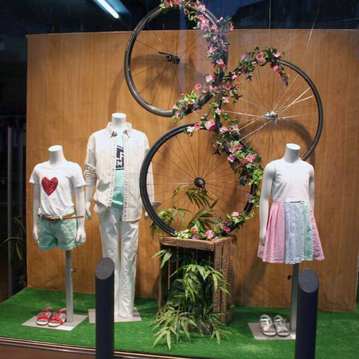 decorar escaparate primavera bicicleta