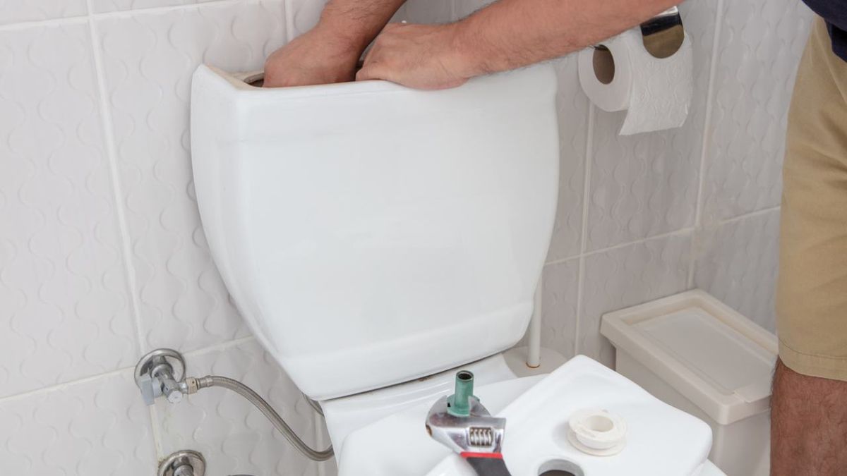 Persona desmontando una cisterna