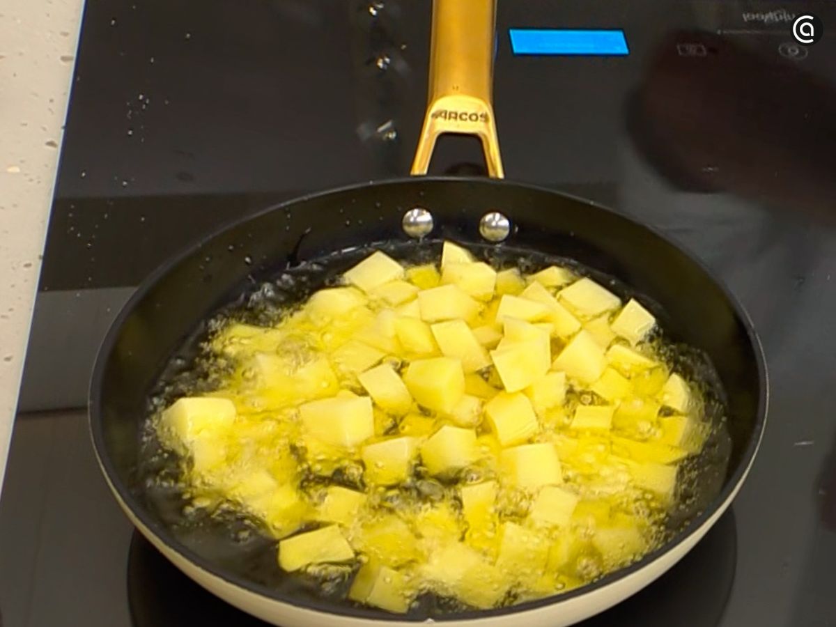Corta las patatas y fríelas