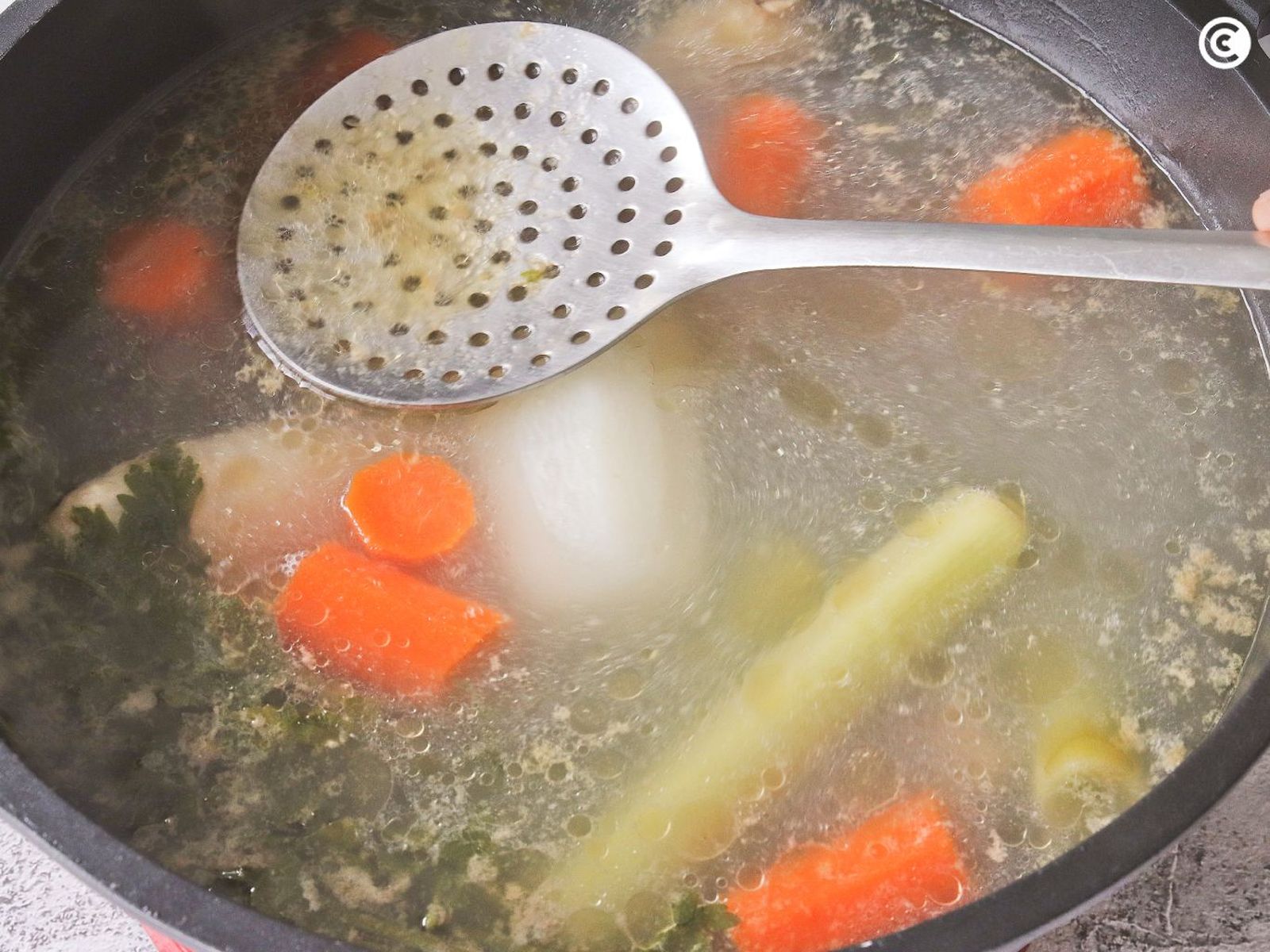 Retirar la espuma e impurezas del consome