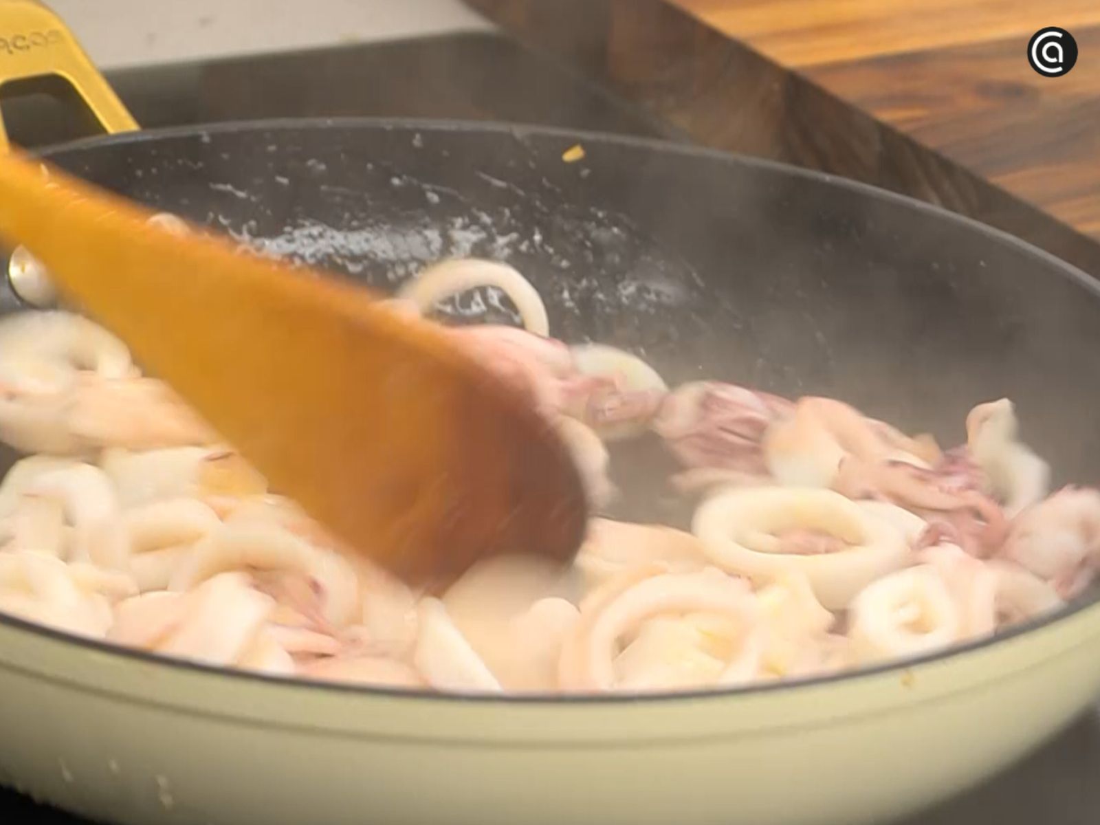 Los chipirones entran en la sartén, a fuego vivo y vuelta y vuelta, para sellarlos sin sobrecocerlos.