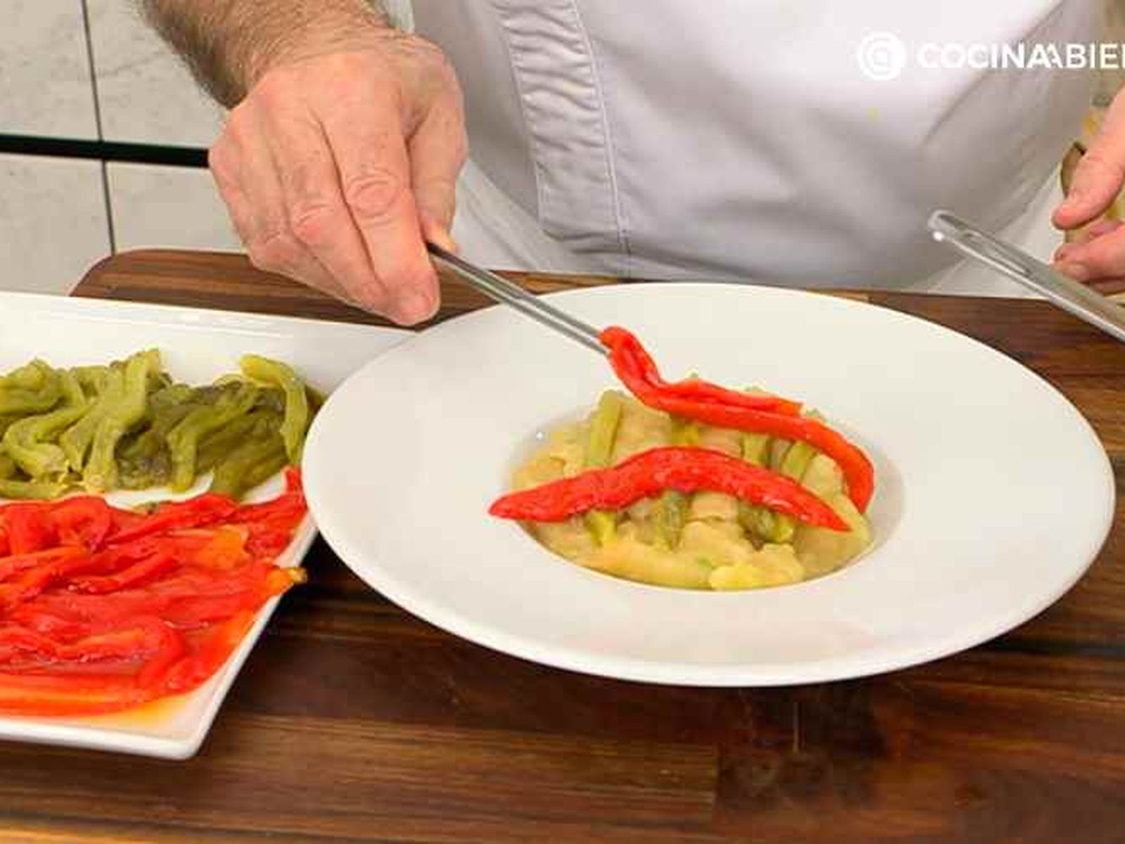 Sirve y decora el gazpacho de papa