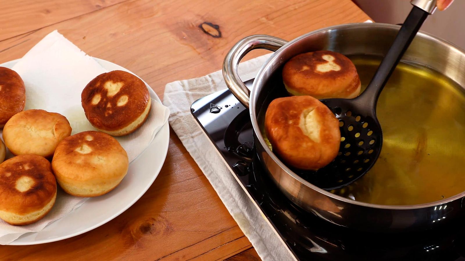 Fríe en abundante aceite Receta de berlinas rellenas de mermelada paso 6