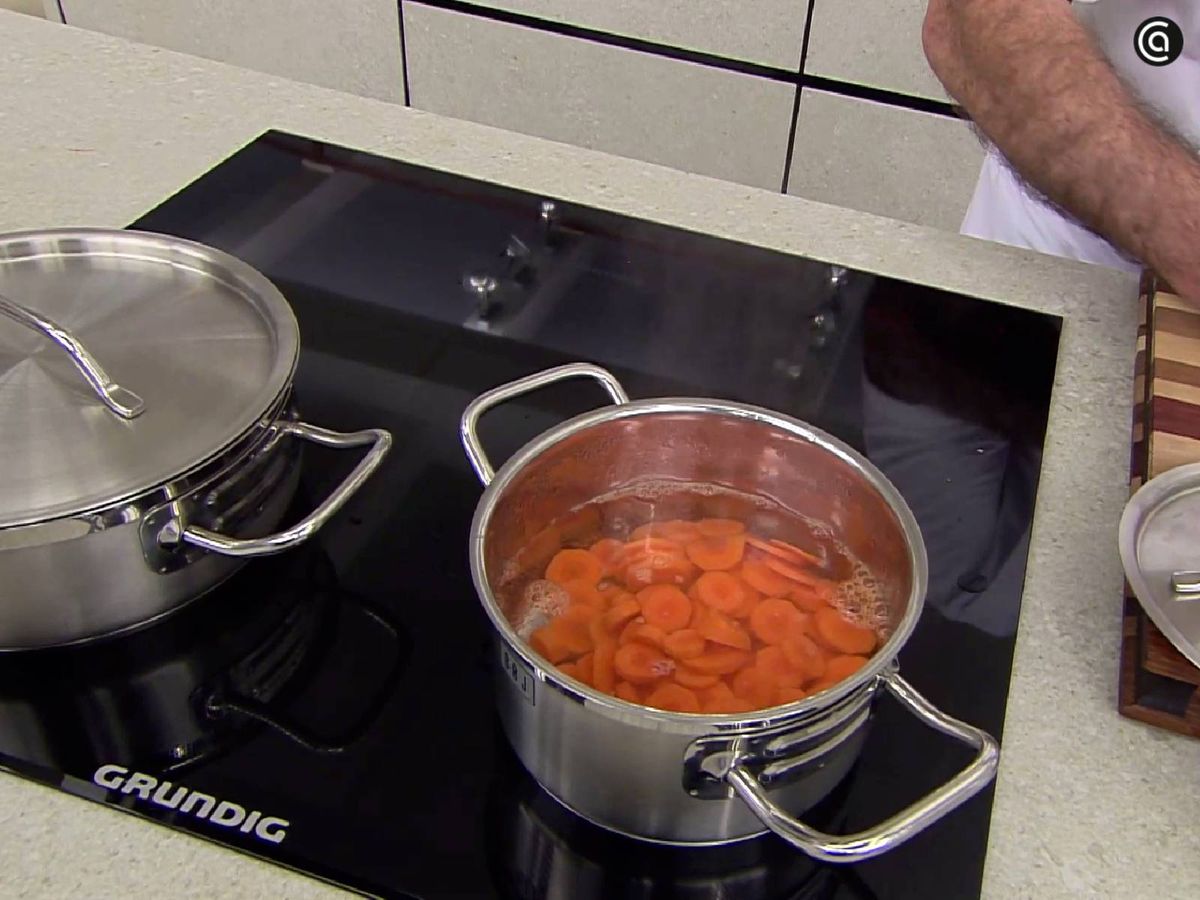 Corta y cuece las zanahorias