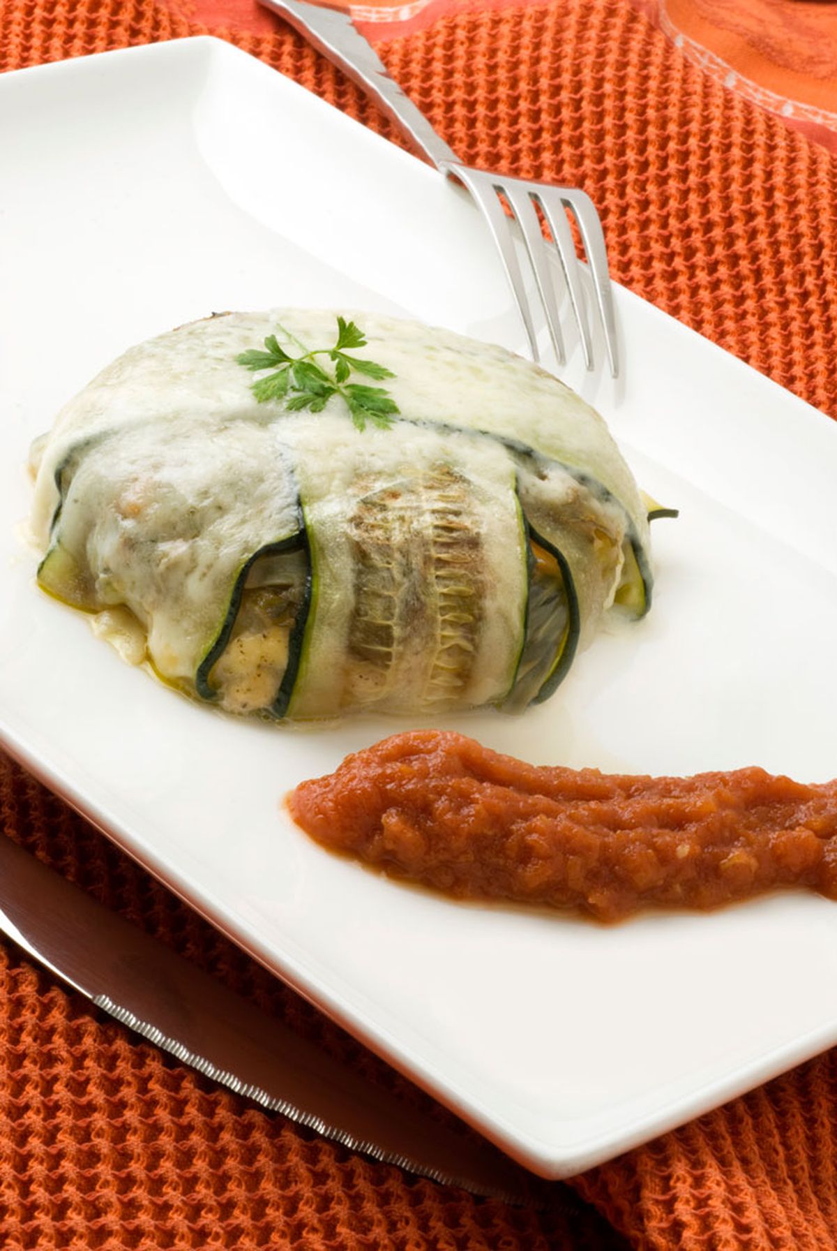 Charlota de calabacín con verduras y pollo