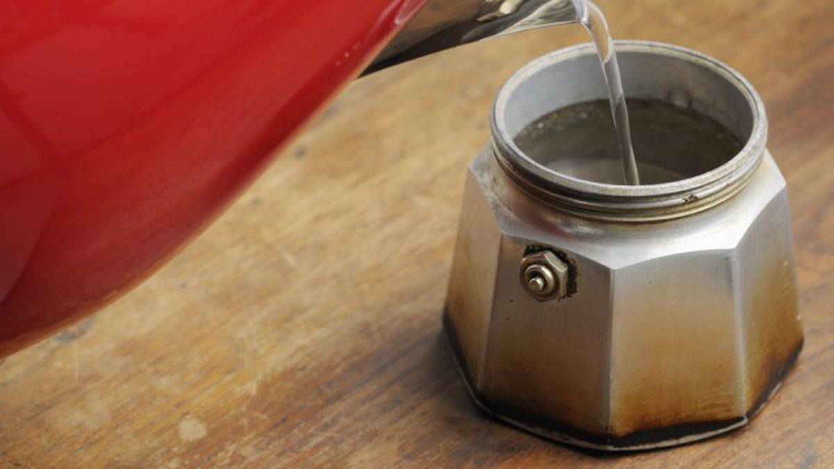 Agregamos agua caliente en la cafetera italiana