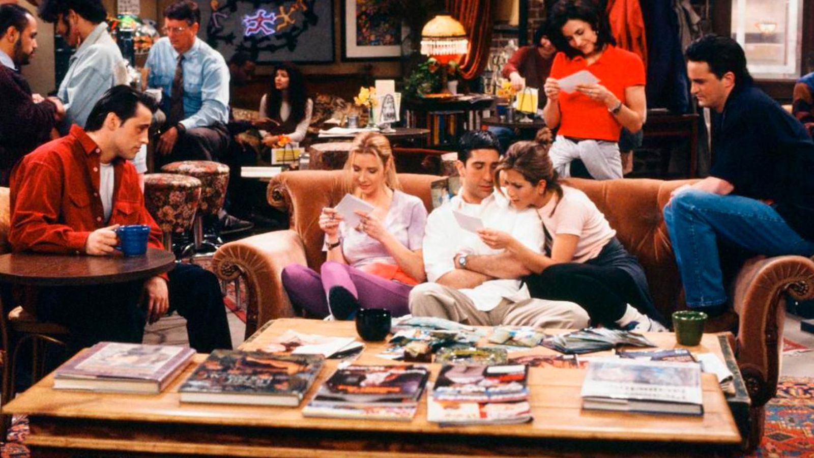 Personajes de Friends sentados en el sofá tipo Chester del Central Perk. Personajes de Friends sentados en el sofá tipo Chester del Central Perk.