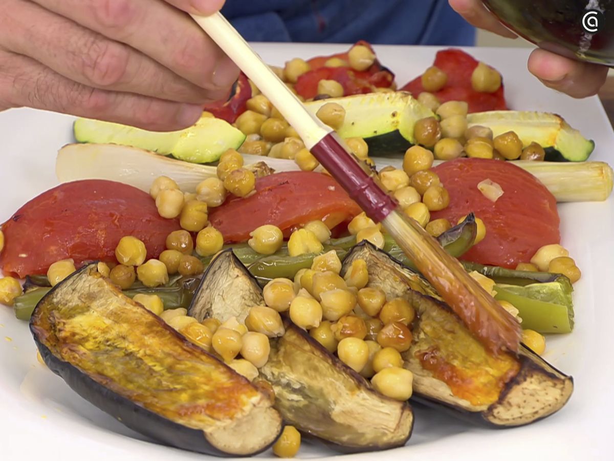 Aliña las verduras y los garbanzos con el majado y decora con perejil