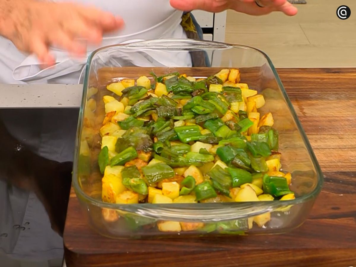 Cocina los pimientos y repártelos sobre las patatas en la fuente