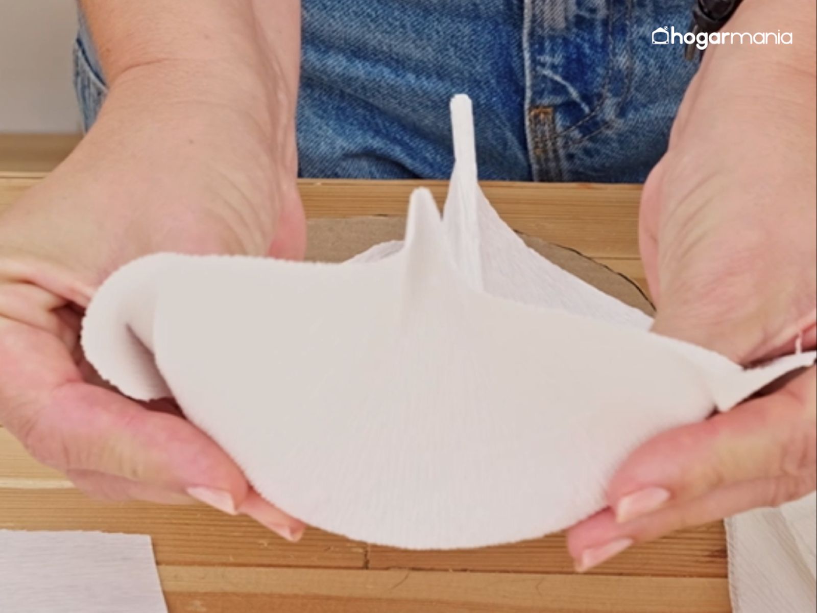 Damos volumen al papel crepé moldeando los pétalos con las manos. Damos volumen al papel crepé moldeando los pétalos con las manos.