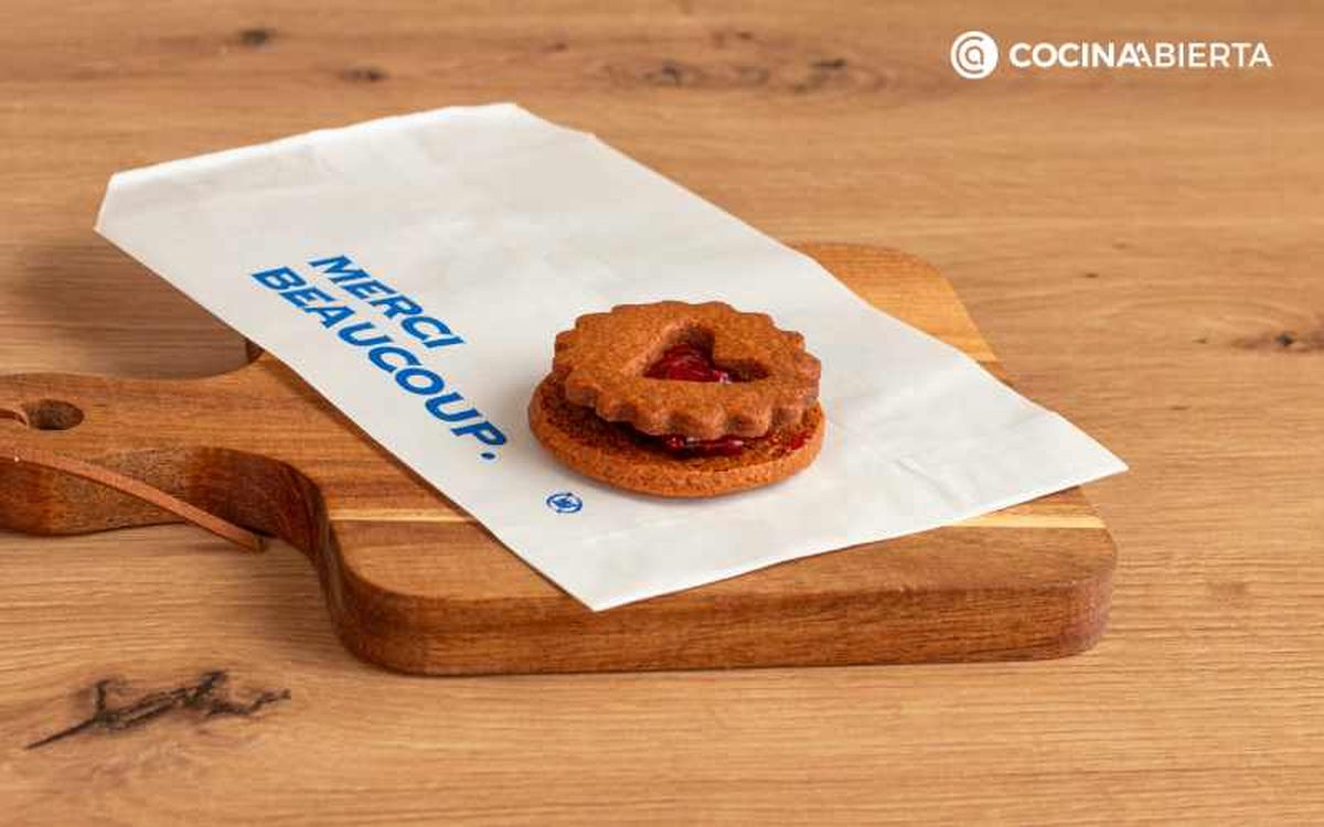 Galletas rellenas de mermelada de frambuesa