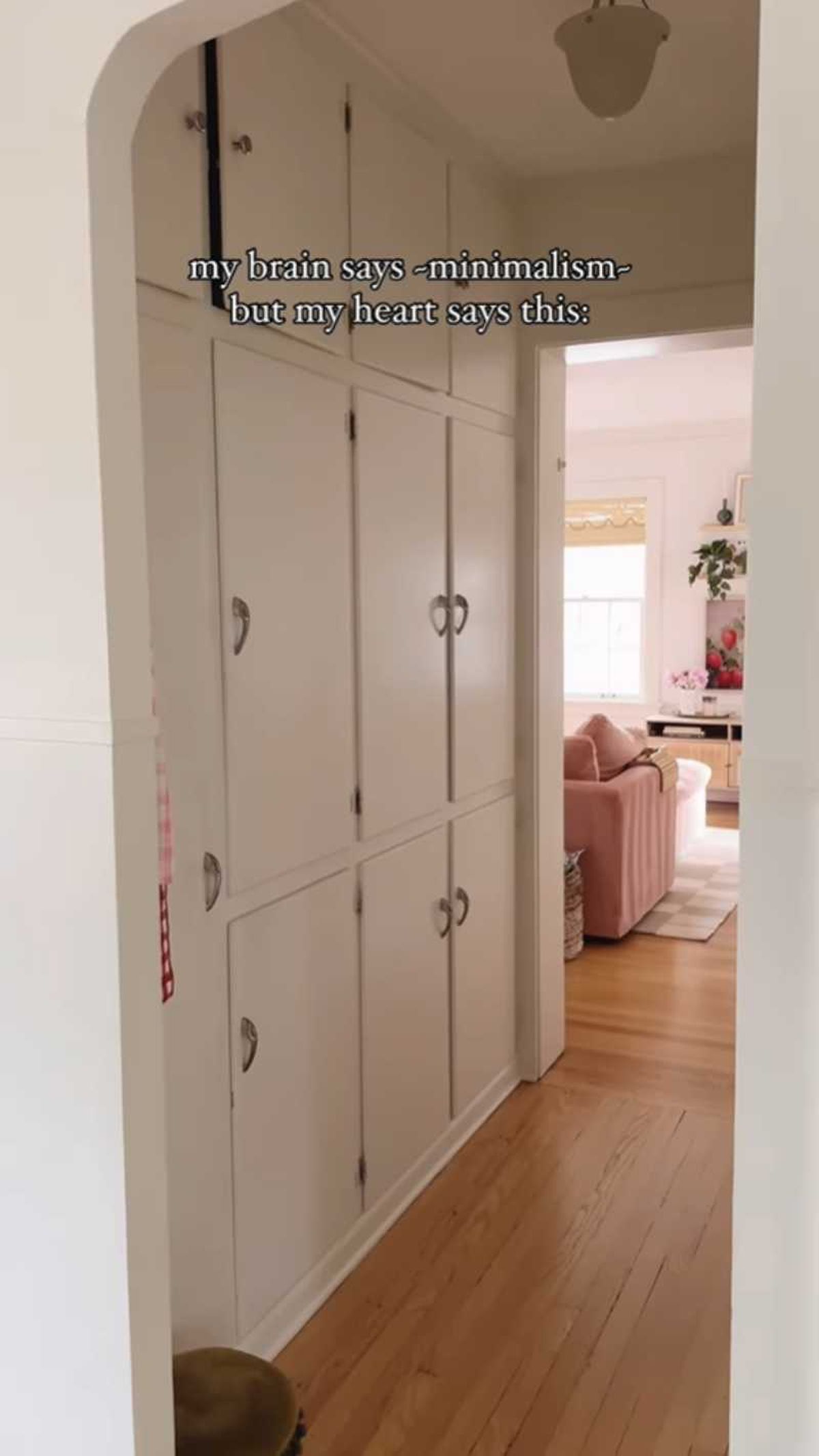 El pasillo antes de la decoración cottage.