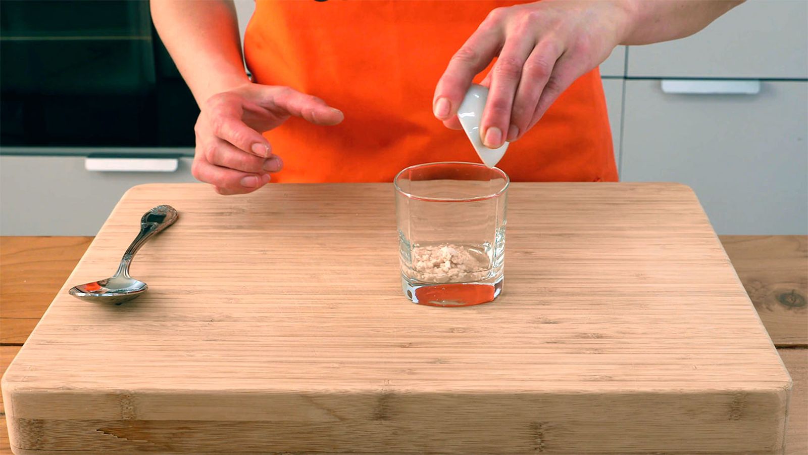 Añade la levadura a un vaso con agua templada Receta de masa de pizza integral paso 1