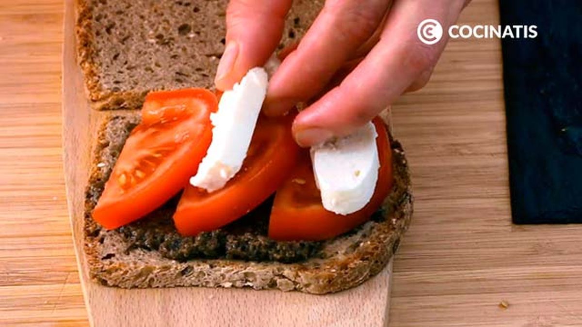 Receta de tostas de tapenade con tomate y queso fresco  paso 4