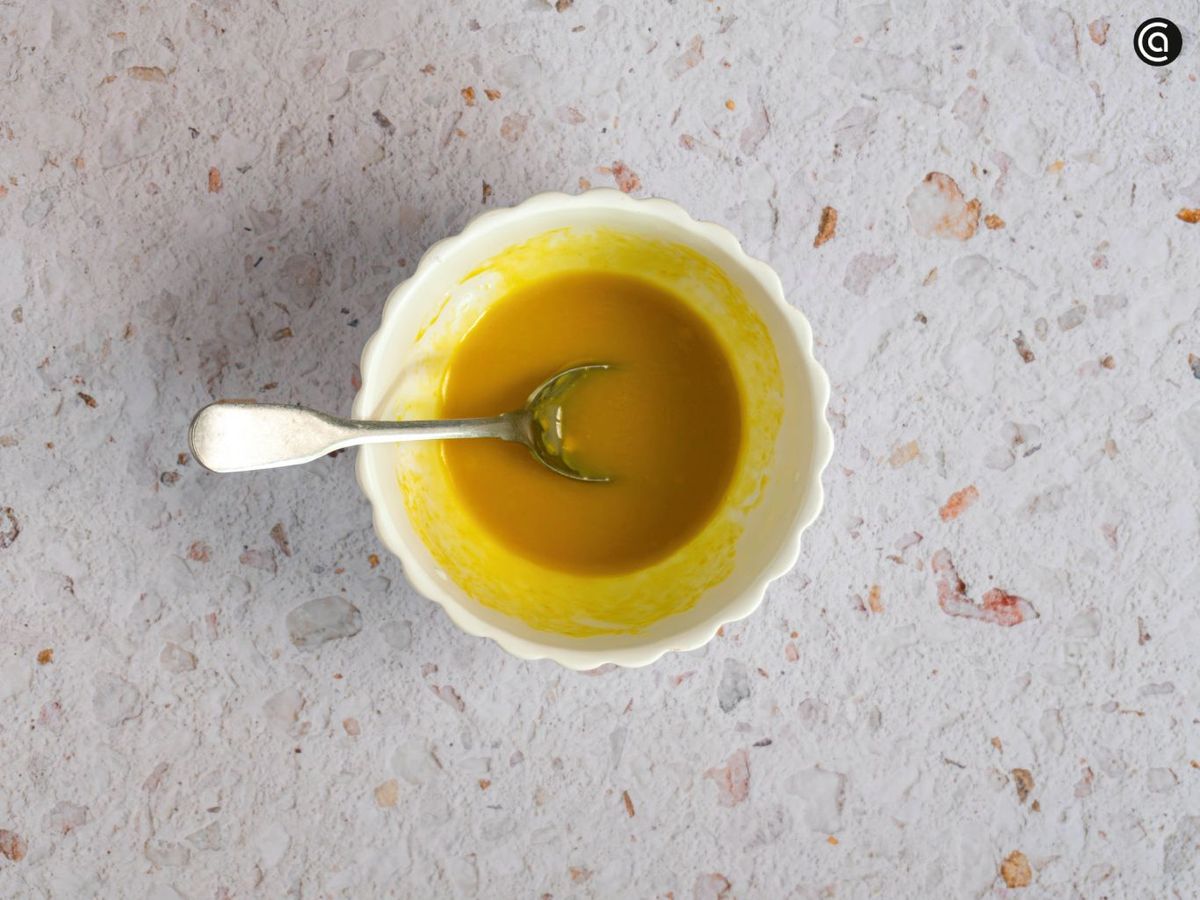 Mezcla los ingredientes de la vinagreta para la ensalada tropical