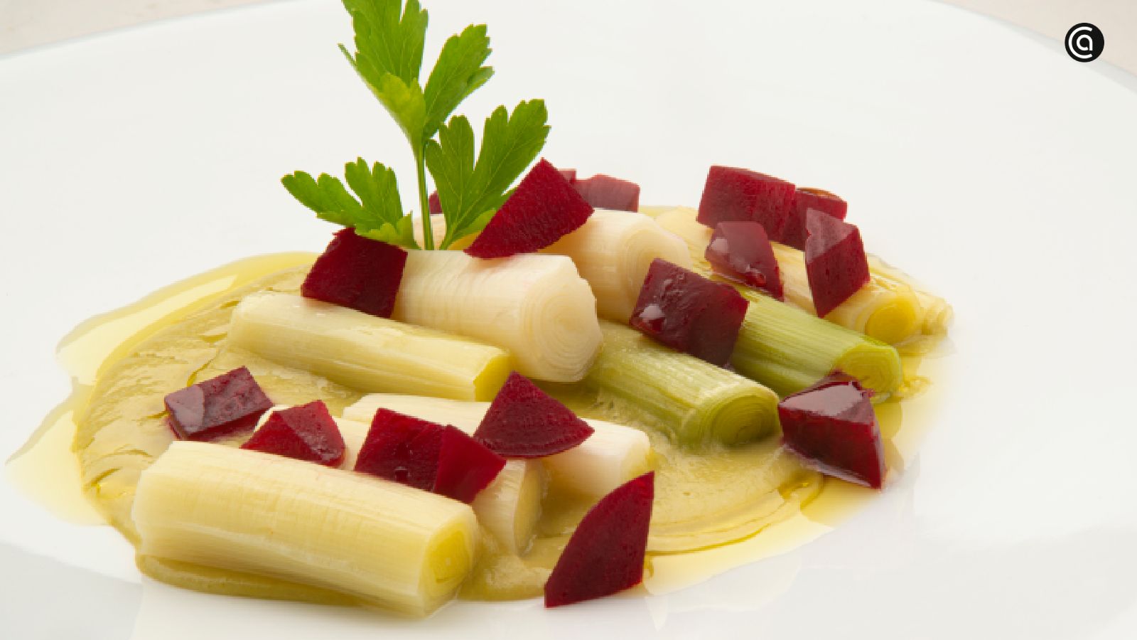 Puerros cocidos con remolacha, una receta de Karlos Arguiñano
