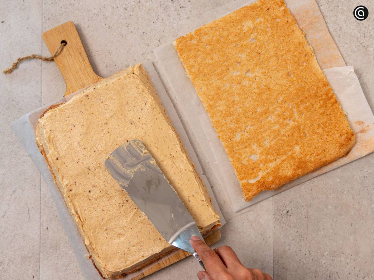 Extiende la mezcla de avellanas y crema pastelera sobre el bizcocho