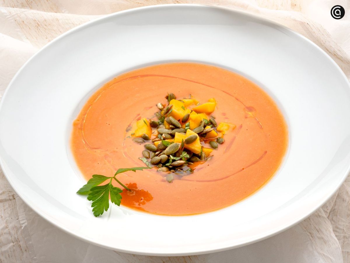 Sopa de tomate con melocotón y pipas de Joseba Arguiñano